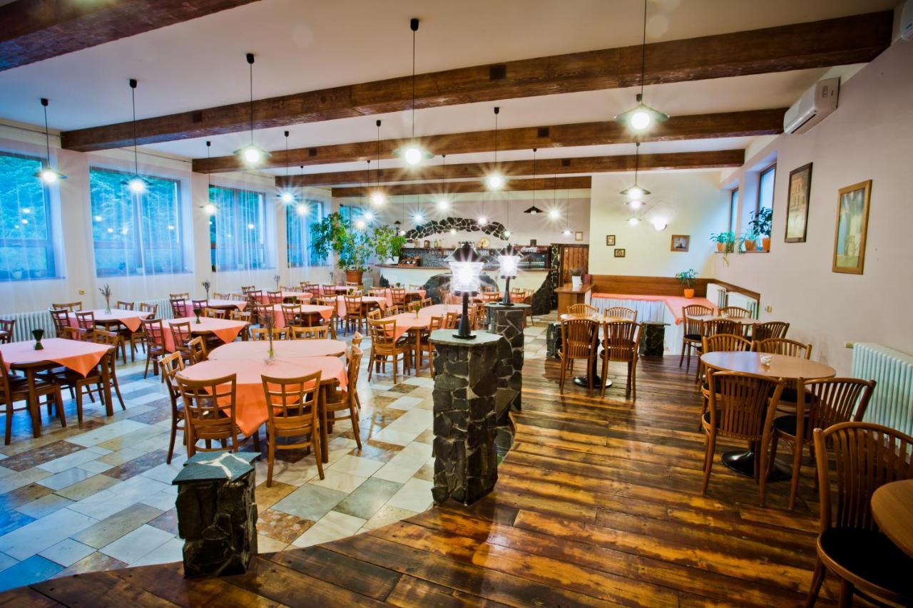 Horsky Hotel Podjavornik Papradno Buitenkant foto